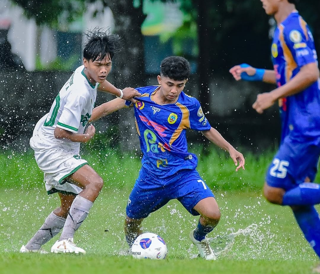 Para pemain Pati berjuang keras menumbangkan tim Blora pada pertandingan babak kualifikasi Porprov 2026 di Blora pekan kemarin. (PSSI PATI UNTUK RADAR KUDUS)