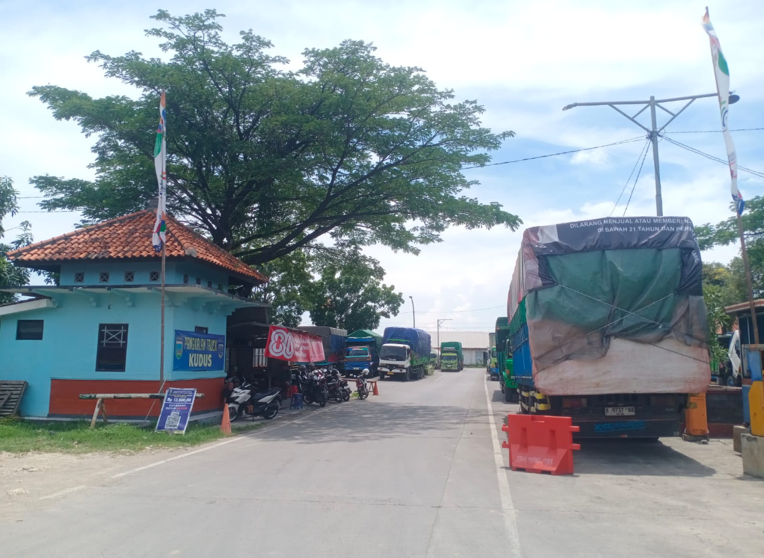 ISTIRAHAT: Truk parkir menggunakan fasilitas yang disediakan di Terminal Kargo Jati Kudus, belum lama ini. (ANDIKA T SAPUTRA/RADAR KUDUS)