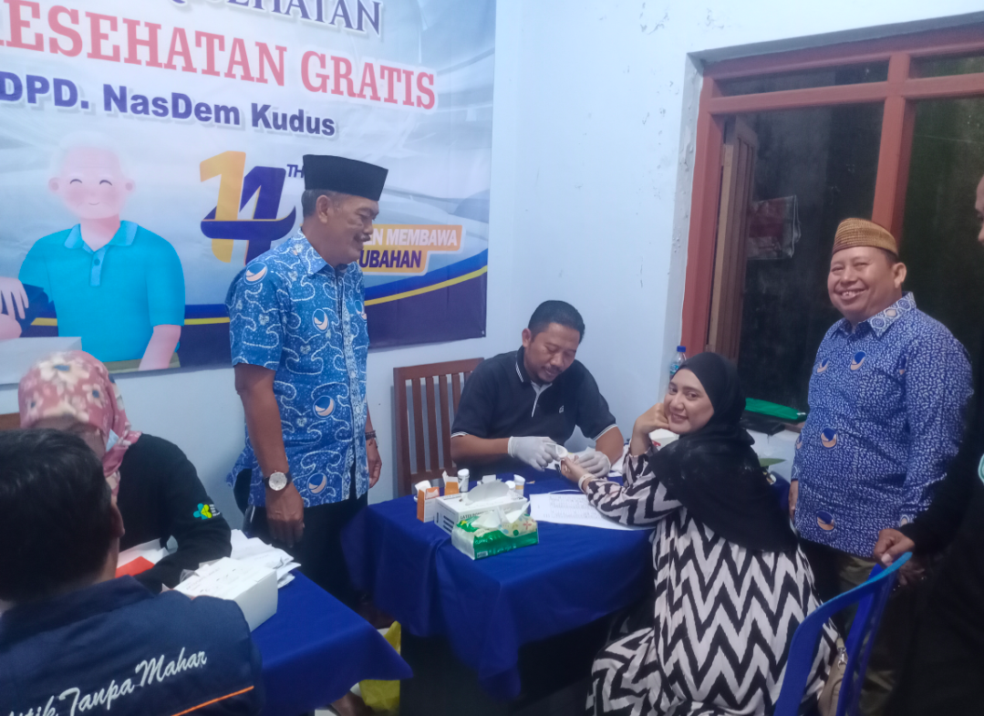 KESEHATAN: Ketua DPD Nasdem Kudus meninjau masyarakat yang melakukan cek kesehatan gratis dalam rangka HUT Nasdem ke-14 di kantor DPD Nasdem Kudus, Minggu (9/11). (ANDIKA T SAPUTRA/RADAR KUDUS).
