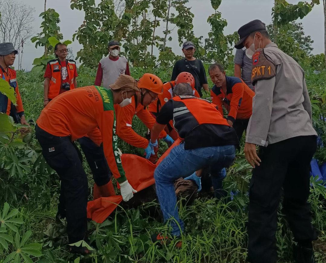 Petugas mengevakuasi korban DF yang ditemukan tewas di Pegunungan Patiayam. (BPBD KUDUS UNTUK RADAR PATI)