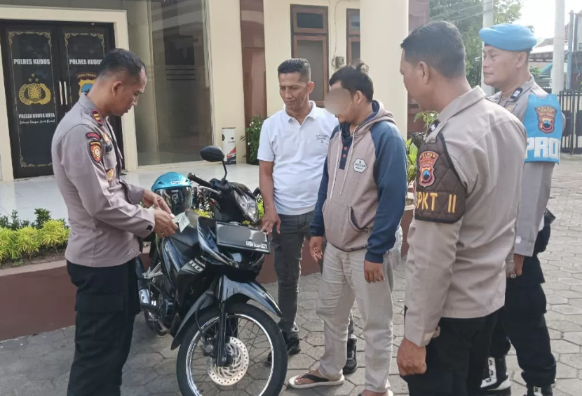 Polsek Kota mengamankan terduga pelaku pelecehan perempuan di Balai Jagong. (POLRES KUDUS UNTUK RADAR PATI)