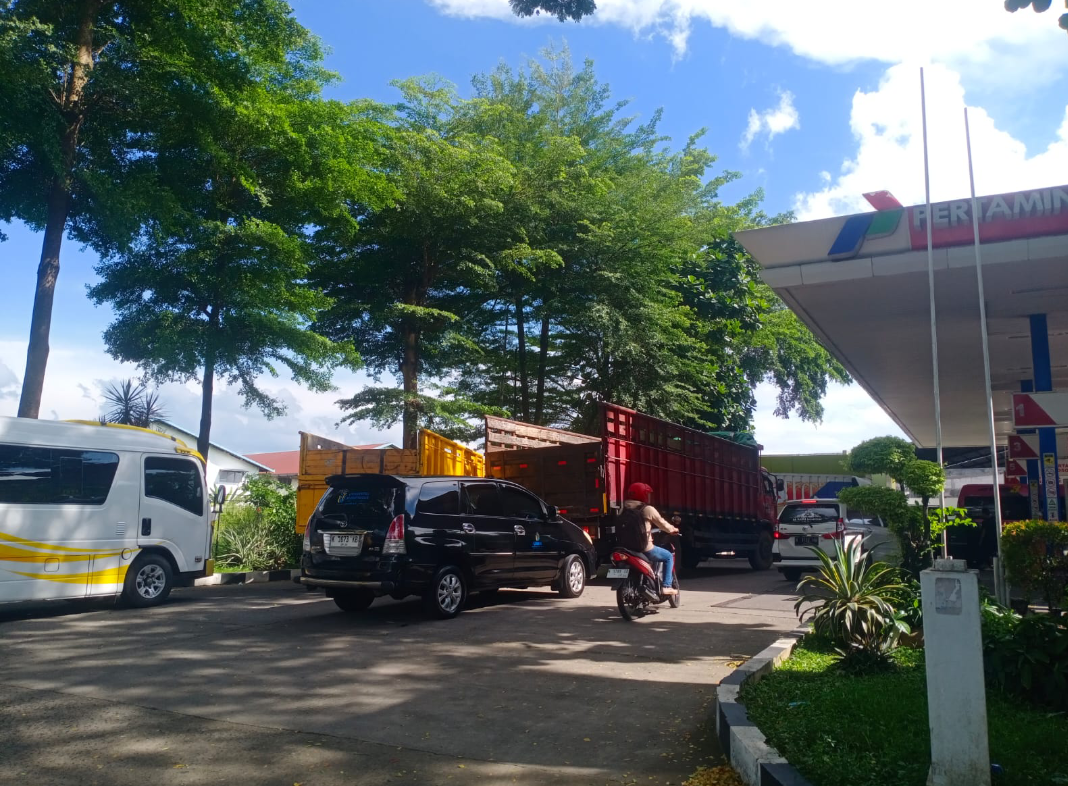 Sejumlah truk sedang mengantre cukup panjang saat mengisi BBM di SPBU Jalan Lingkar Utara, Desa Bacin Kudus, Senin (10/11). (ANDIKA T SAPUTRA/RADAR KUDUS)