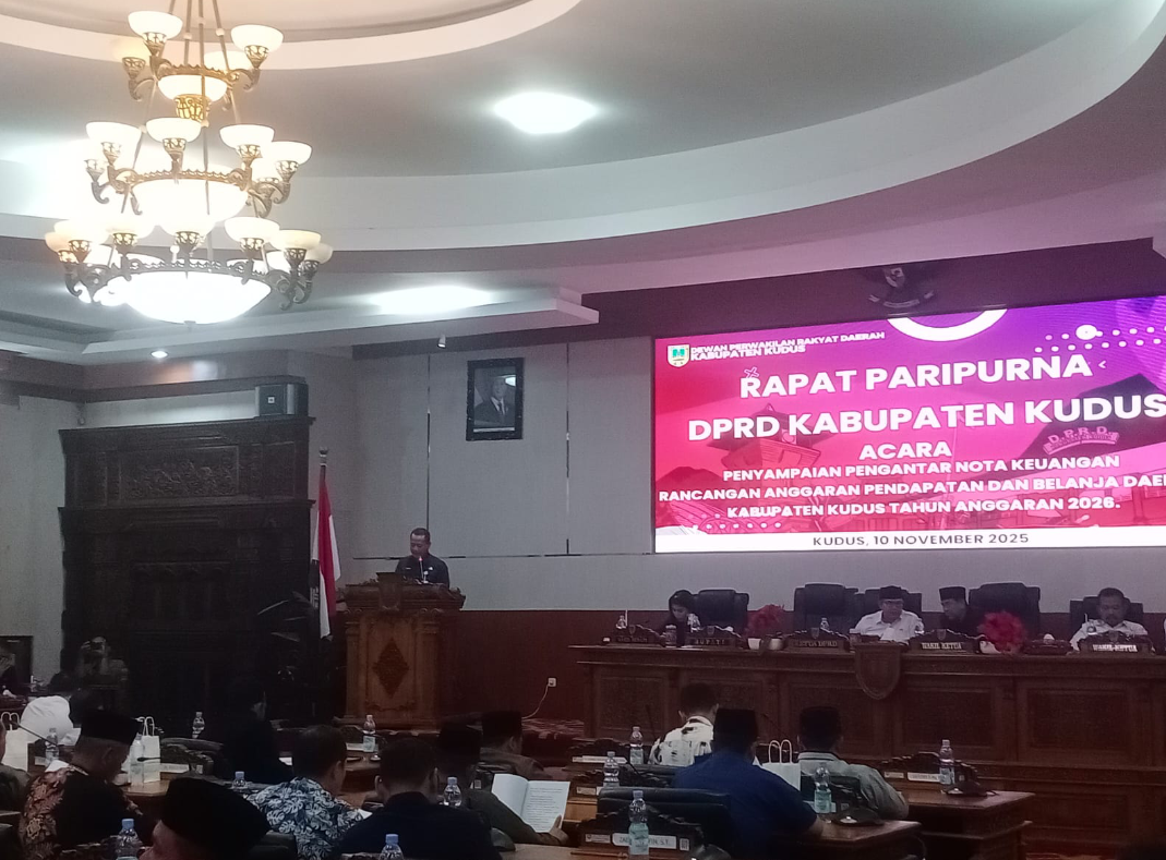 Bupati Kudus menyampaikan nota keuangan RAPDB 2026 dalam rapat paripurna di DPRD Kudus, Senin (10/11). (ANDIKA T SAPUTRA/RADAR KUDUS)