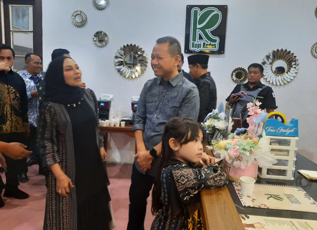 Bupati Kudus Sam&rsquo;ani Intakoris bersama tamu undangan ngobrol dan duduk santai di kafe Kopi Kudus usai meresmikan galeri Dekranasda Kudus. (INDAH SUSANTI/RADAR KUDUS)