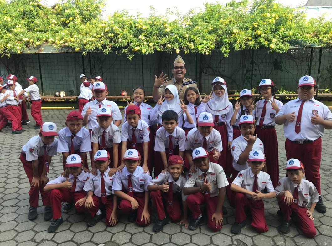 Guru dan siswa SD 1 Barongan Kudus saat foto bersama. Keakraban terlihat sebelum masuk kelas. (INDAH SUSANTI/RADAR KUDUS)