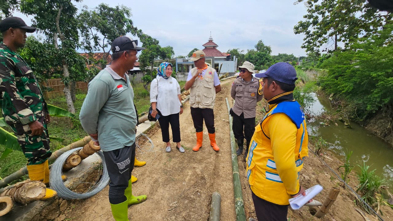 Peninjauan perbaikan tanggul darurat di Desa Ketitangwetan Batangan oleh Komisi VIII DPR RI bersama BNPB dan BPBD. (ACHMAD ULIL ALBAB/RADAR KUDUS)