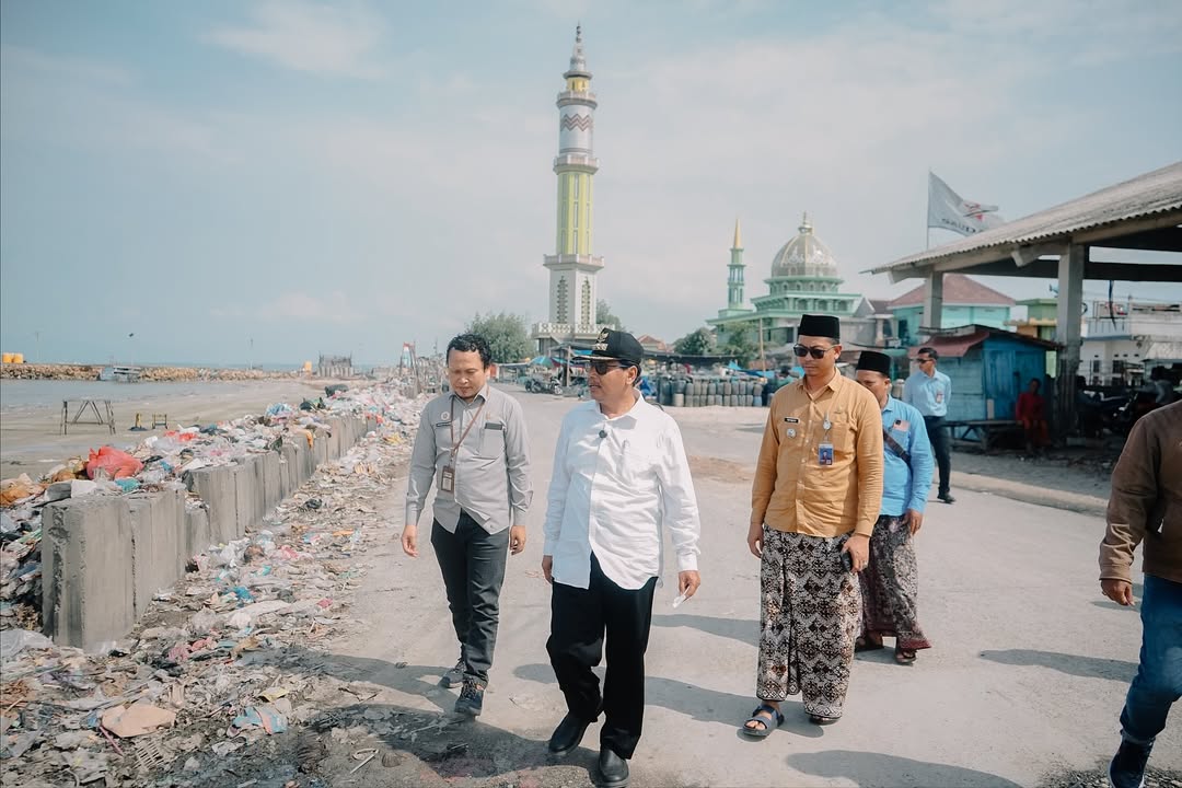 BLUSUSUKAN: Bupati Rembang Harno (tengah) bersama DPUTARU dan Camat Sarang meninjau jalan menuju jeti TPI Sarang, Senin lalu (10/11).(ISTIMEWA UNTUK RADAR PATI)