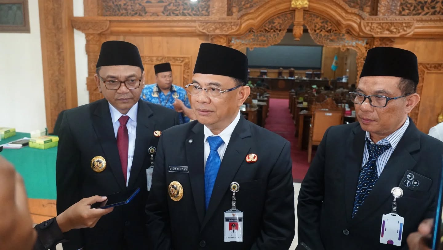 Bupati Sudewo memberikan penjelasan terkait pengajuan pinjaman daerah untuk membangun infrastruktur jalan. (HUMAS PATI)