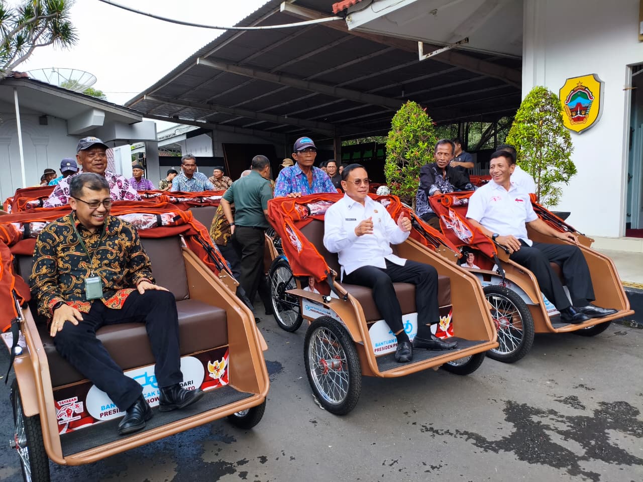 Bupati Sudewo mencoba menaiki becak listrik bantuan dari Presiden Prabowo Subianto. (ACHMAD ULIL ALBAB/RADAR KUDUS)
