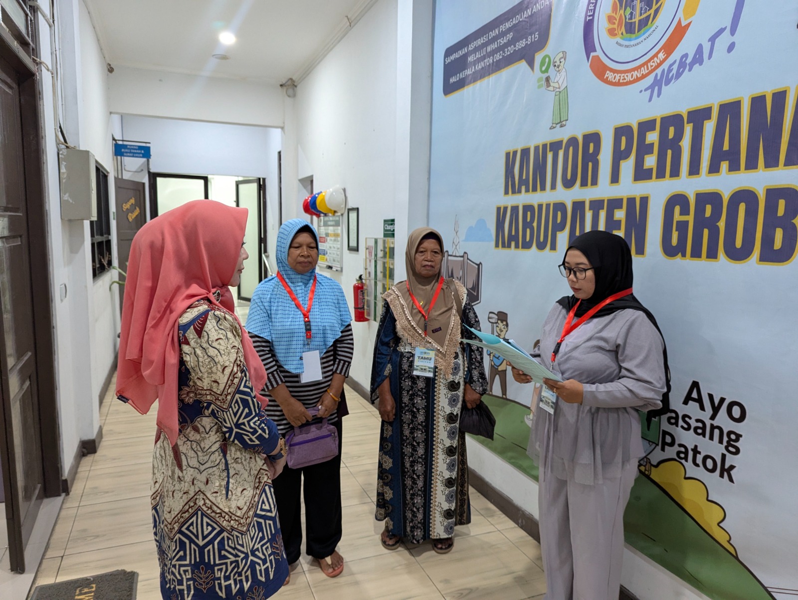 SUMPAH: Sejumlah warga saat melakukan sumpah di Kantah Grobogan.