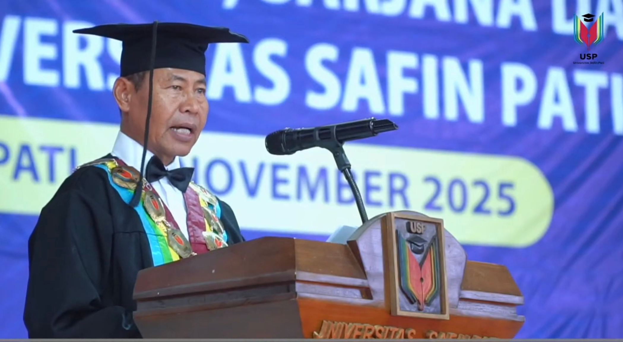 Rektor Universitas Safin Pati memberikan sambutannya dalam Wisuda III. (DOK USP)
