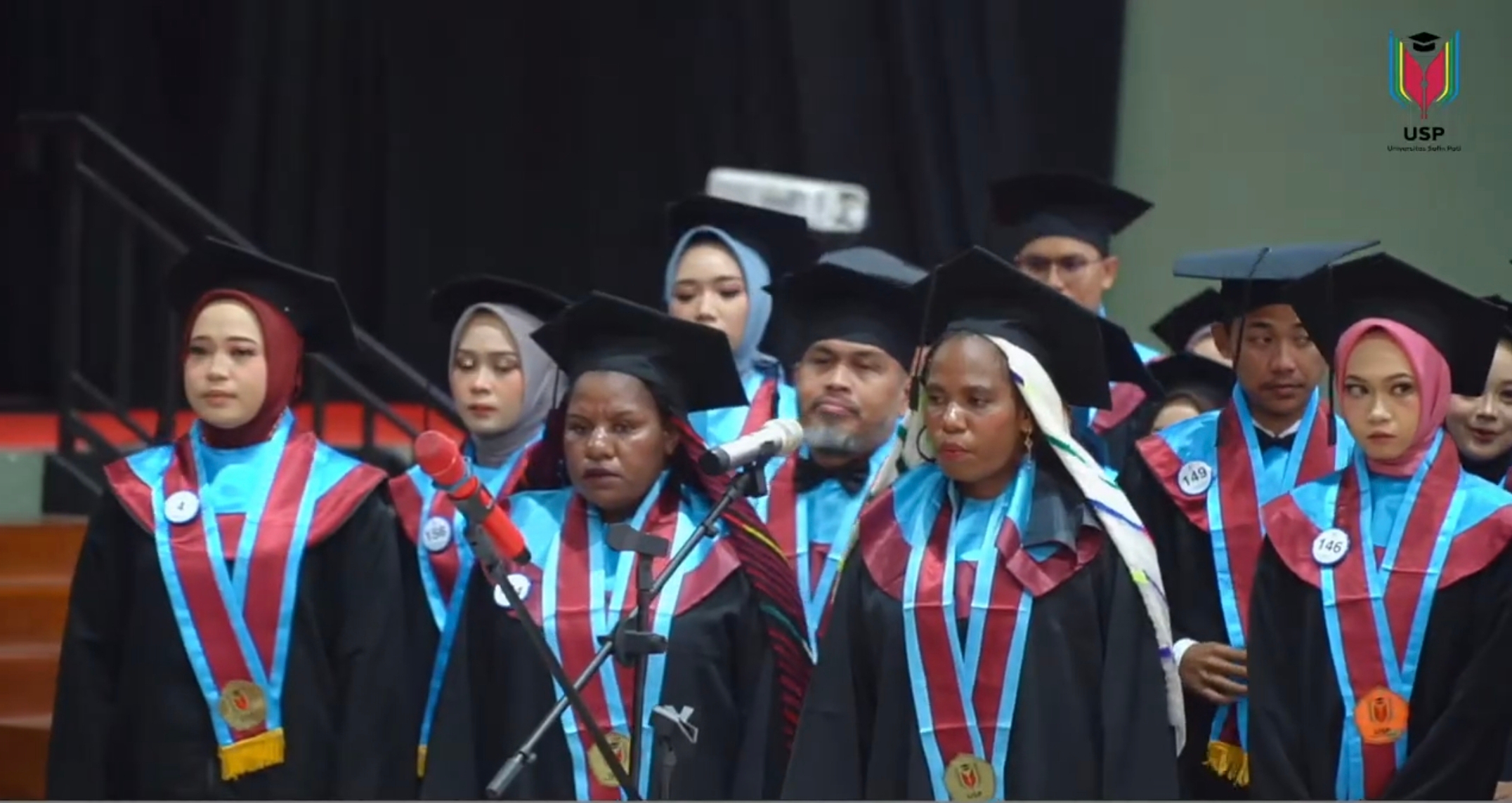 Wisudawan - wisudawati Universitas Safin Pati melakukan sumpah profesi. (DOK USP)