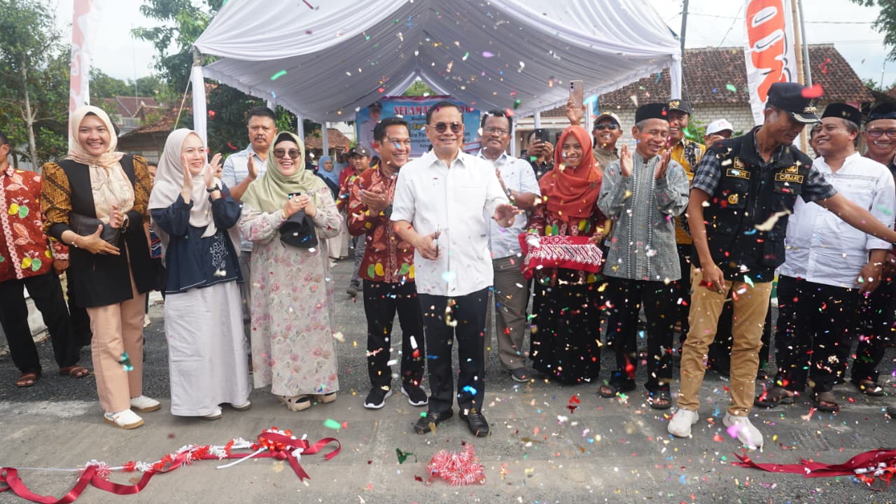 Bupati Pati Sudewo meresmikan jembatan di Desa Pelemgede Kecamatan Pucakwangi yang menjadi akses penting bagi masyarakat di wilayah Pucakwangi dan sekitarnya. (HUMAS PATI UNTUK RADAR KUDUS)