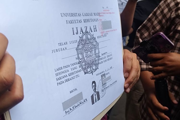 Salinan ijazah Presiden Ketujuh RI, Joko Widodo yang diterima Roy Suryo Cs dari PPID KPU RI, Jumat (24/10/2025)