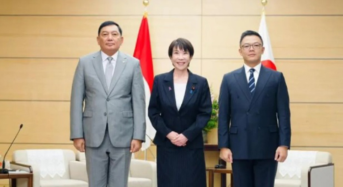 kiri-kanan): Menteri Pertahanan RI Sjafrie Sjamsoeddin, Perdana Menteri Jepang Sanae Takaichi, dan Menteri Luar Negeri RI Sugiono, melakukan pertemuan di Tokyo, Jepang, Selasa (18/11/2025).