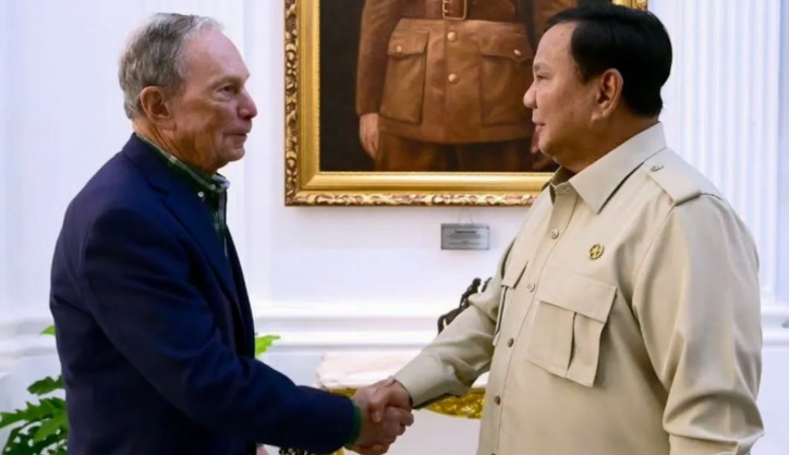 Presiden Prabowo Subianto (kanan) menerima kunjungan miliarder ternama, sekaligus pendiri Bloomberg L.P, Michael Bloomberg dan delegasi di Istana Kepresidenan, Jakarta, Selasa (18/11/2025).