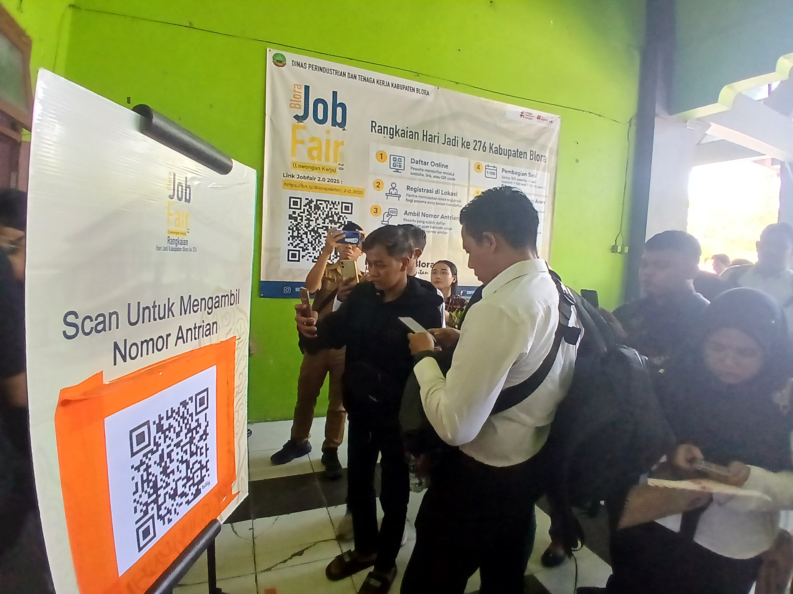SEMANGAT: Para pencari kerja saat memasuki GOR Mustika mendaftar ke perusahaan-perusahaan yang tersedia di acara Job Fair yang diselenggarakan Pemerintah Kabupaten Blora. (EKO SANTOSO/RADAR PATI)