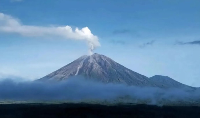 Badan Geologi Kementerian Energi dan Sumber Daya Mineral meningkatkan status aktivitas Gunung Semeru menjadi Awas di Kabupaten Malang, Jawa Timur, Rabu (19/11/2025).