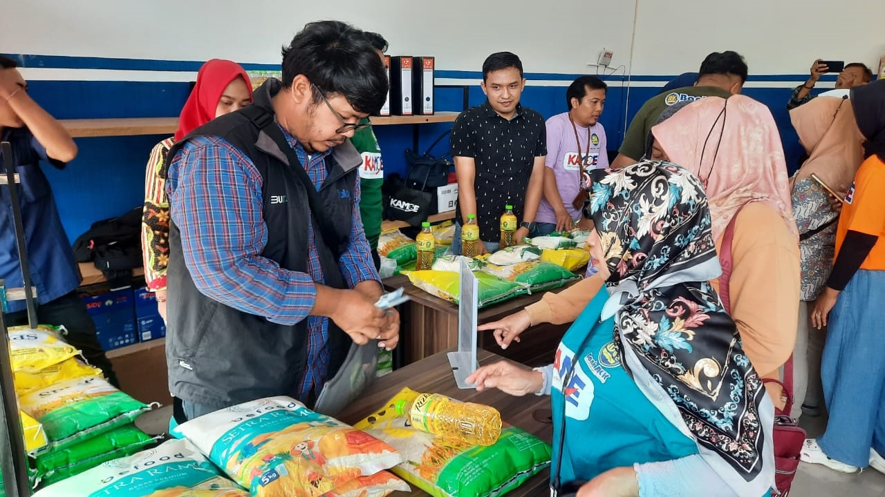 MURAH: Warga saat memborong paket sembako di Wartek Inflasi yang digelar Disperindag Grobogan.(INTAN MAYLANI SABRINA/RADAR PATI)