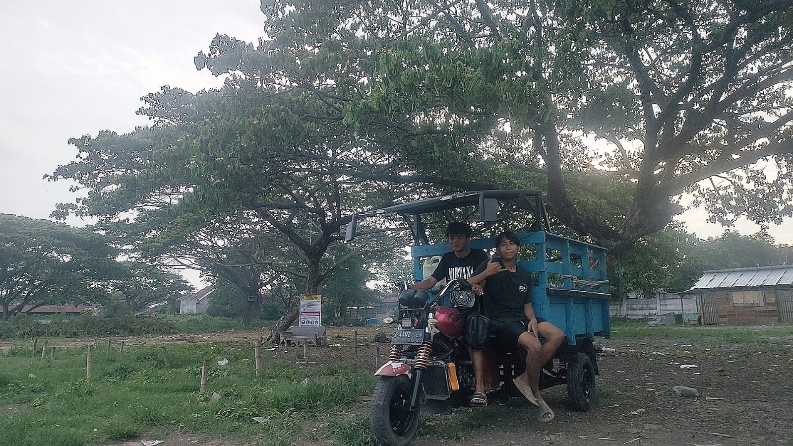 SIAP DIBANGUN: Para remaja bermain di lokasi calon relokasi pedagang pasar Rembang kemarin.(WISNU AJI/RADAR PATI)