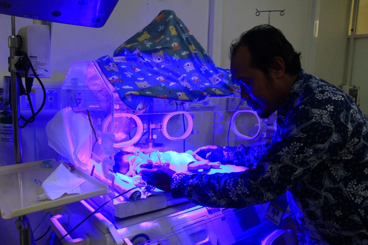 DIRAWAT INTENSIF: Bayi laki-laki yang dibuang ibunya dirawat intensif di RSUD dr. Soetrasno Rembang kemarin.