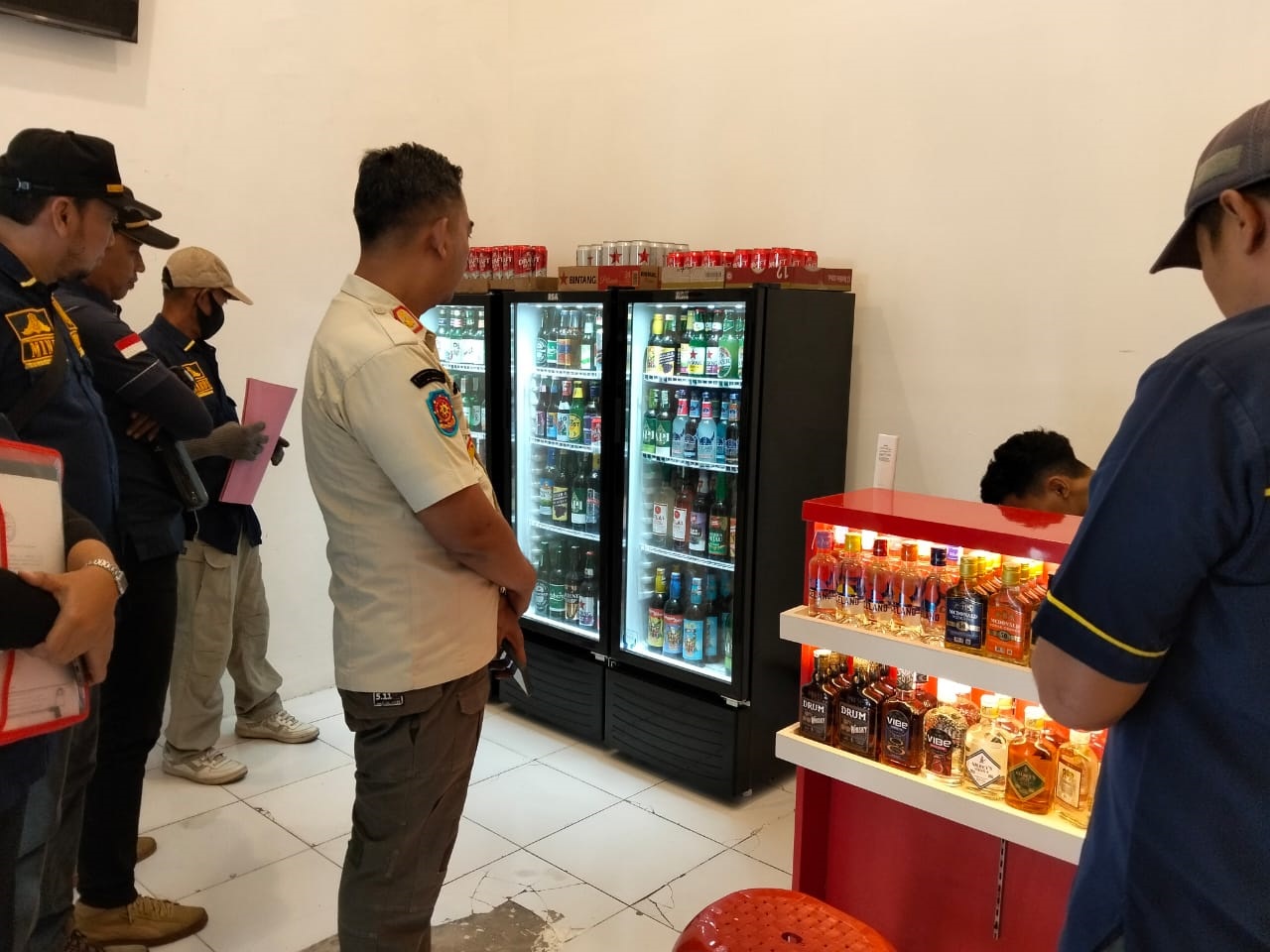 DIAMANKAN: Kepala Satpol PP Rembang, Sulistiyono bersama anggota saat mendatangi outlet miras di Jalan Pemuda beberapa waktu lalu. (SATPOL PP REMBANG)