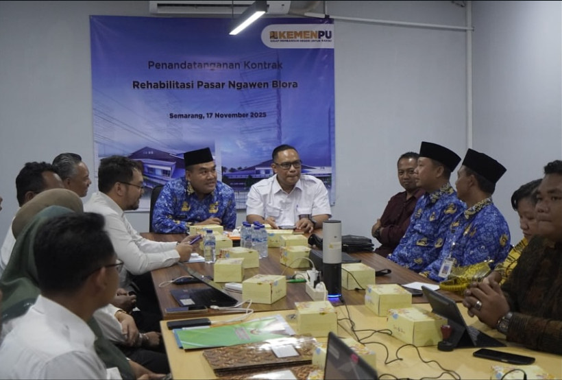 PENANDATANGANAN: Kontrak Rehabilitasi Pasar Ngawen yang dilakukan Kementerian PU di Semarang (17/11) lalu. (ARIF FAKHRIAN KHALIM/RADAR PATI)