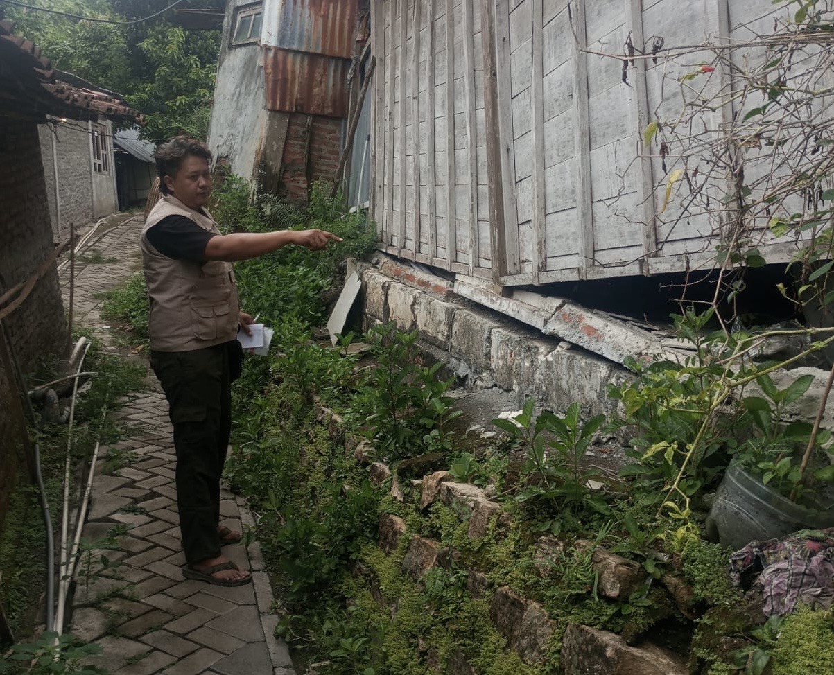 PENDATAAN: Tim TRC BPBD Blora melakukan pengecekan kondisi rumah terdampam tanah gerak di Kelurahan cepu, kemarin. (BPBD BLORA)