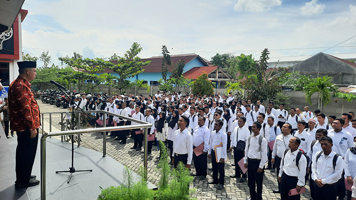 ARAHAN: Kepala BKPPD Grobogan Padma Saputra saat memberikan arahan ke PPPK Paruh Waktu di Kantor Kecamatan Purwodadi kemarin.(INTAN MAYLANI SABRINA)