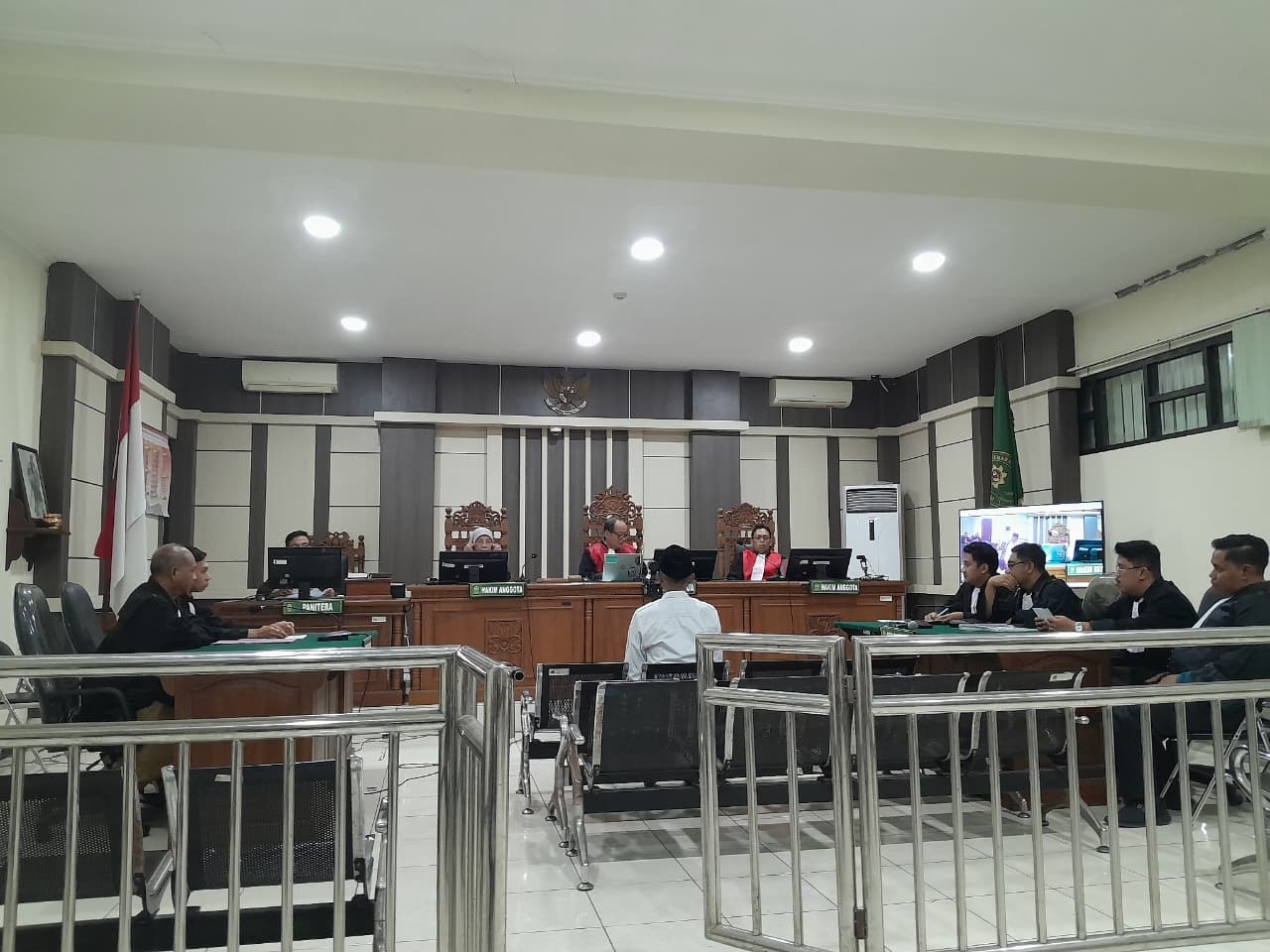 PERDANA: Kadesa Kalirejo, Kecamatan Wirosari T menjalani sidang perdana di PN Tipikor Semarang dengan mendengarkan dakwaan JPU, Rabu (19/11).(KEJARI GROBOGAN)