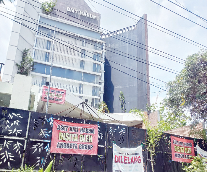 DISEGEL: Kantor BMT Harum disegel para nasabah yang kecewa karena pengelola tak bisa memberikan kejelasan uang yang mereka simpan.(ALI MAHMUDI/RADAR PATI)