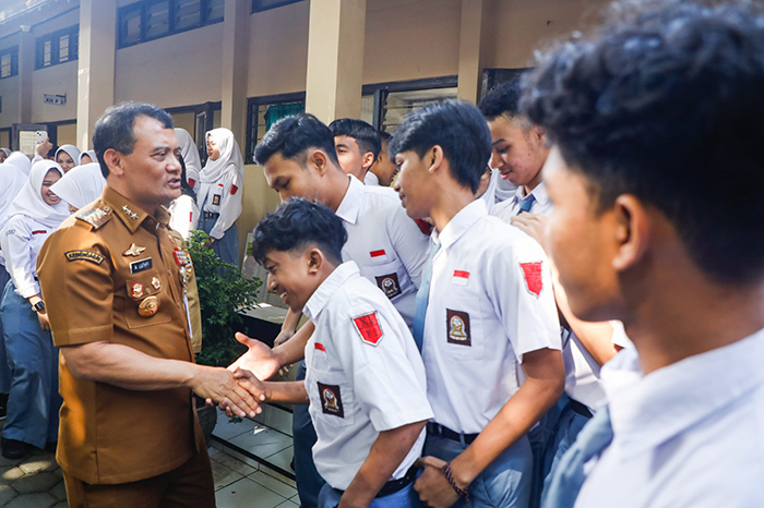 Jateng kembali terapkan sekolah enam hari mulai semester depan. Jam belajar lebih longgar, guru dirotasi dekat domisili, dan siswa lebih sehat.