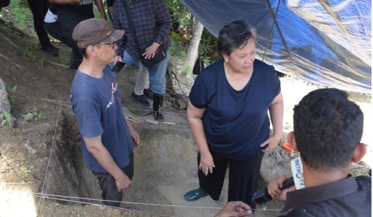 BERI PERHATIAN: Wakil Ketua MPR RI, Lestari Moerdijat saat melihat secara langsung penggalian fosil di Patiayam Kabupataen Kudus belum lama ini.