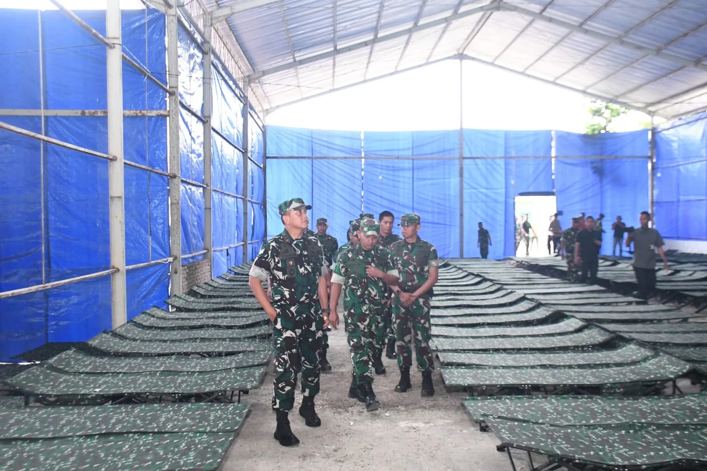 CEK FASILITAS: Pangdam IV/Diponegoro Mayjen TNI Achiruddin mengecek fasilitas istirahat personel yang bertugas di Mako Yonif 888 kemarin. (PENDIM RBG UNTUK RADAR PATI)