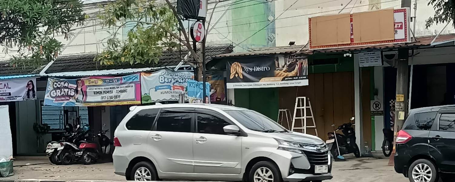 DITUTUP KARDUS: Papan nama outlet ruko penjual miras di Jalan Pemuda ditutup dengan kardus setelah awak media dikonfirmasi.(ISTIMEWA UNTUK RADAR PATI)