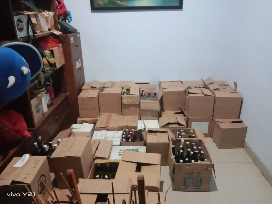 DIAMANKAN: Ratusan botol miras dengan kadar alkohol di atas 5 persen hasil sitaan di outlet Jalan Pemuda masih di simpan di ruang barang bukti Satpol PP Rembang kemarin.(ISTIMEWA UNTUK RADAR PATI)