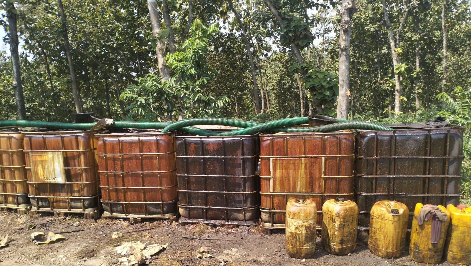 PRAKTIK ILEGAL: Minyak mentah hasil dari pengeboran di sumur petak 111 Perhutani Mantingan Rembang ditampung di tandon plastik.(ISTIMEWA UNTUK RADAR PATI)