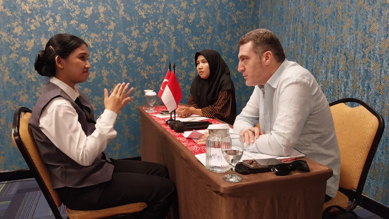 PT Dewi Pengayom Bangsa menggelar interview job hospitality penempatan di Turki. (ACHMAD ULIL ALBAB/RADAR KUDUS)