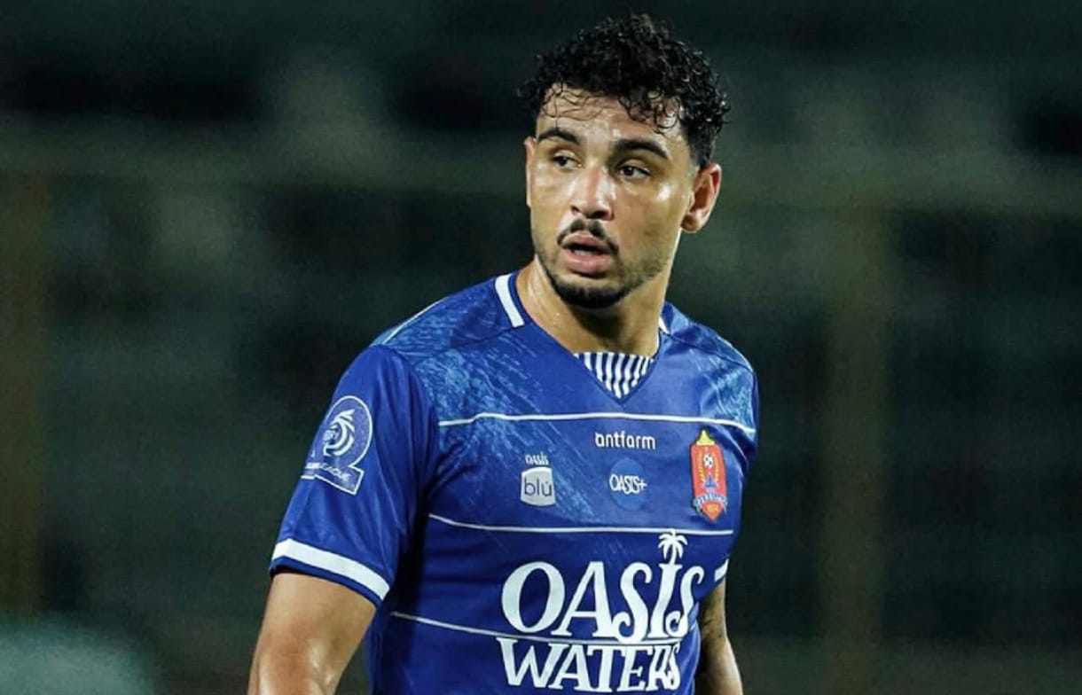 Bek Persijap Jepara Diogo Brito bekerja keras saat menghalau serangan PSBS Biak. (DOK PERSIJAP)