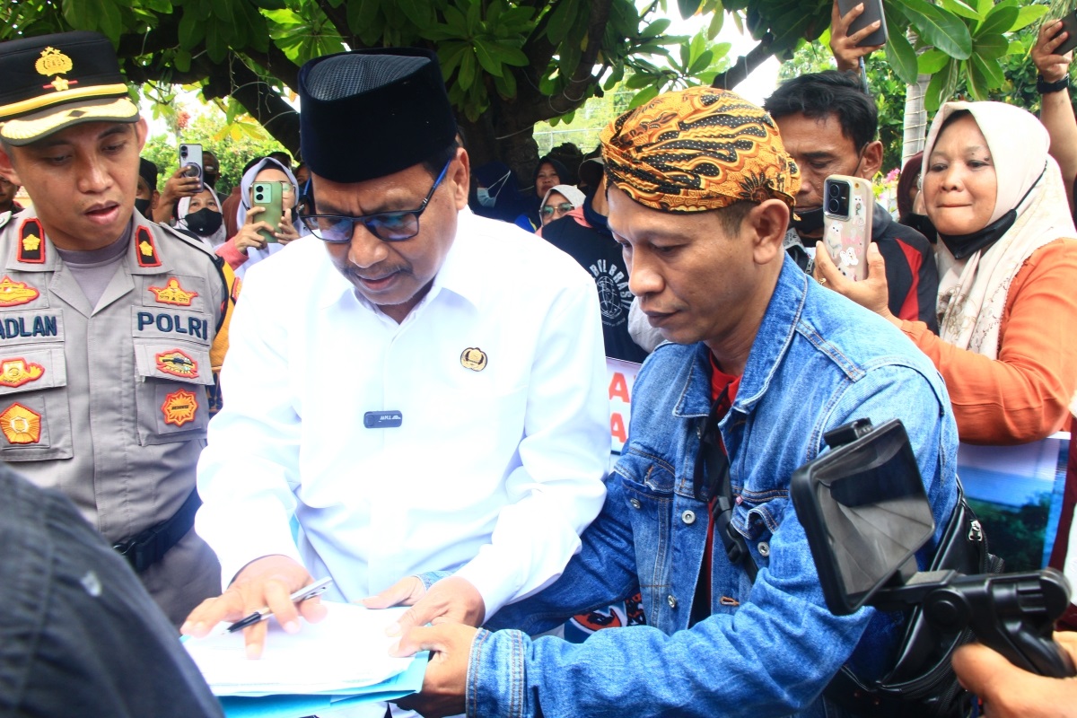 KOMITMEN BERSAMA: Bupati Rembang Harno bersama perwakilan warga telah bersepakat mengawal permasalahan limbah yang ditimbulkan dari pabrik di Banyudono, Kaliori, kemarin.(WISNU AJI/RADAR PATI)