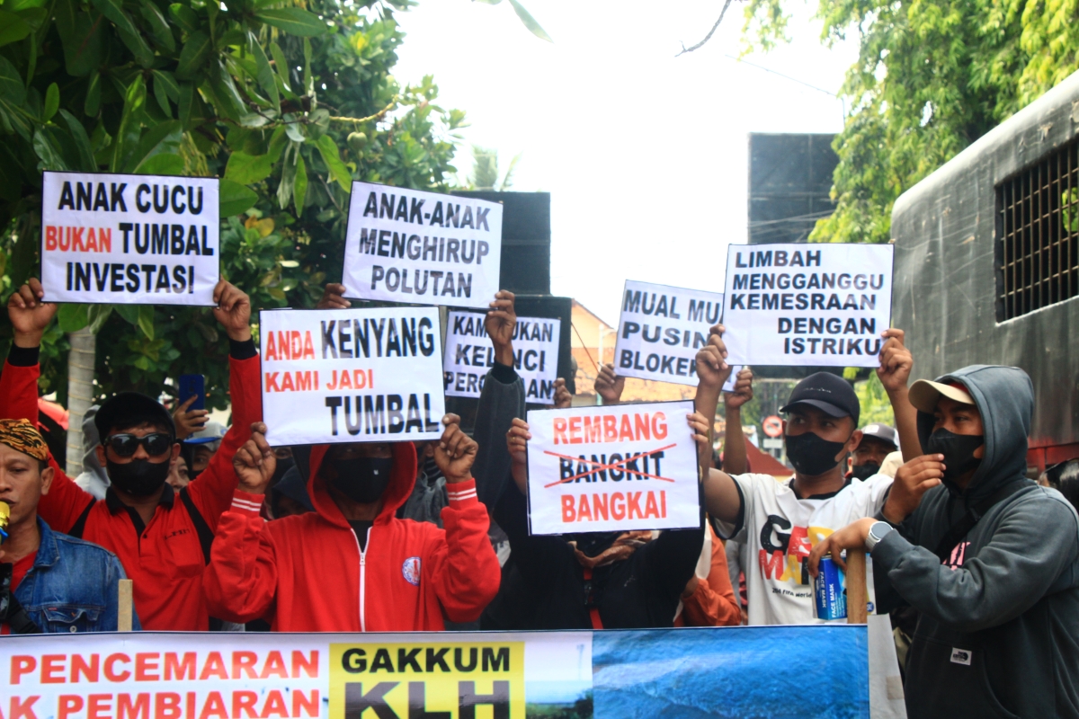 PROTES: Warga Banyudono menggelar poster sebagai bentuk protes limbah pabrik di wilayahnya.(WISNU AJI/RADAR PATI)