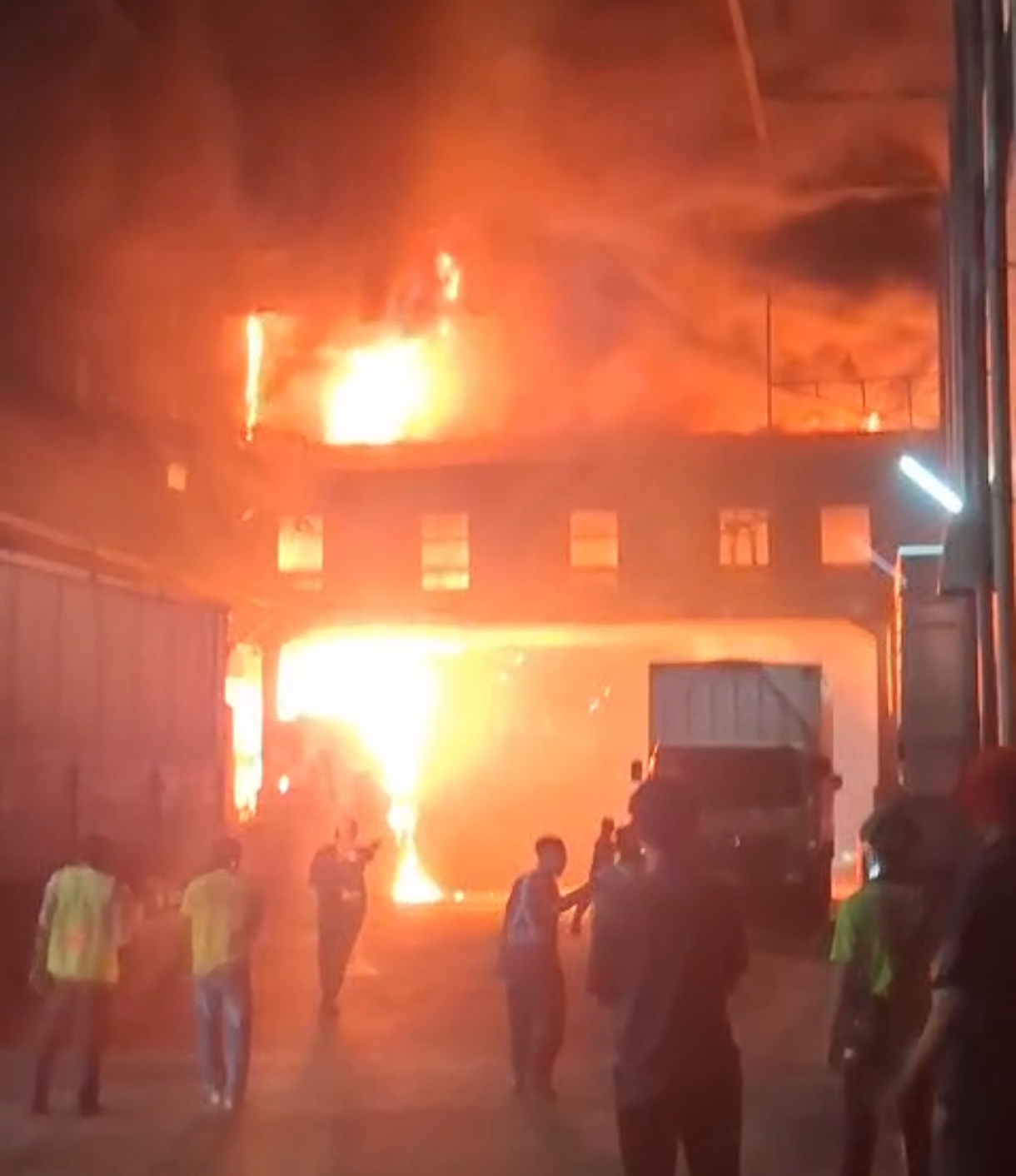 MEMBARA : Situasi kebakaran di sebuah gudang EMON dan finish food PT Dua Kelinci yang dilalap api. (TANGKAPAN LAYAR)