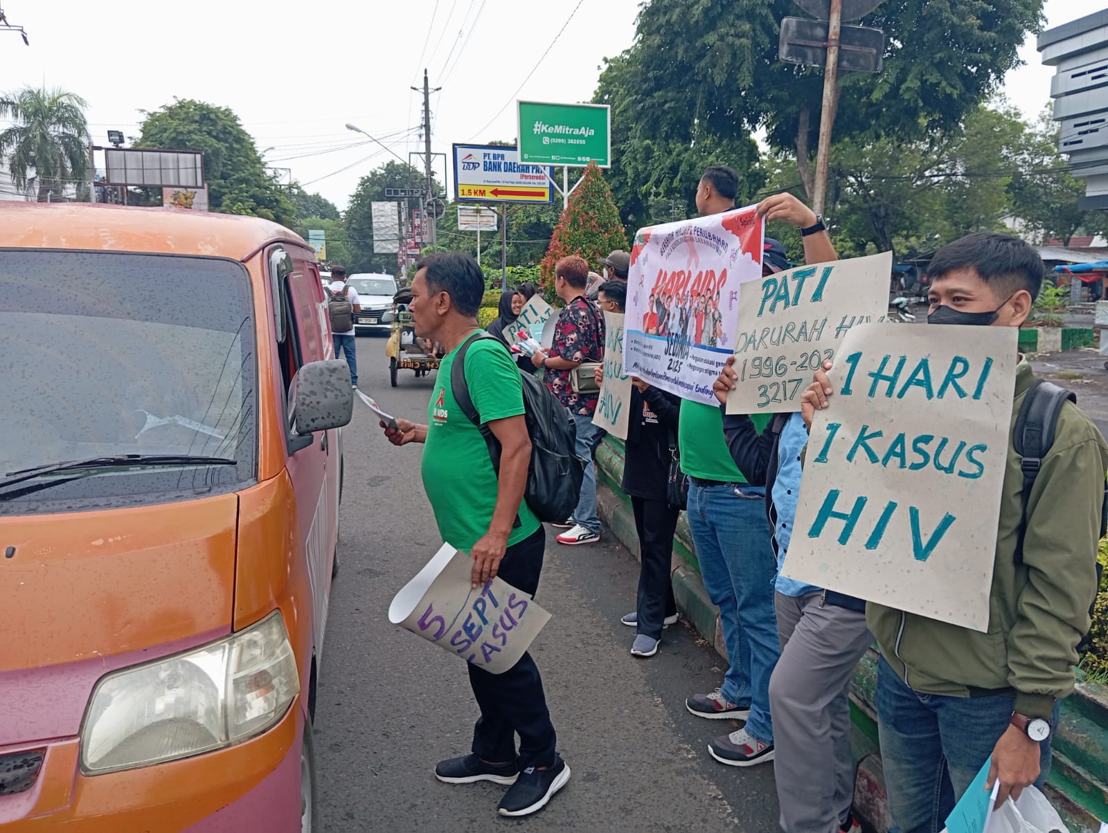 Aksi peringatan HIV/AIDS oleh komunitas di depan GOR Pesantenan Pati. (ACHMAD ULIL ALBAB/RADAR KUDUS)