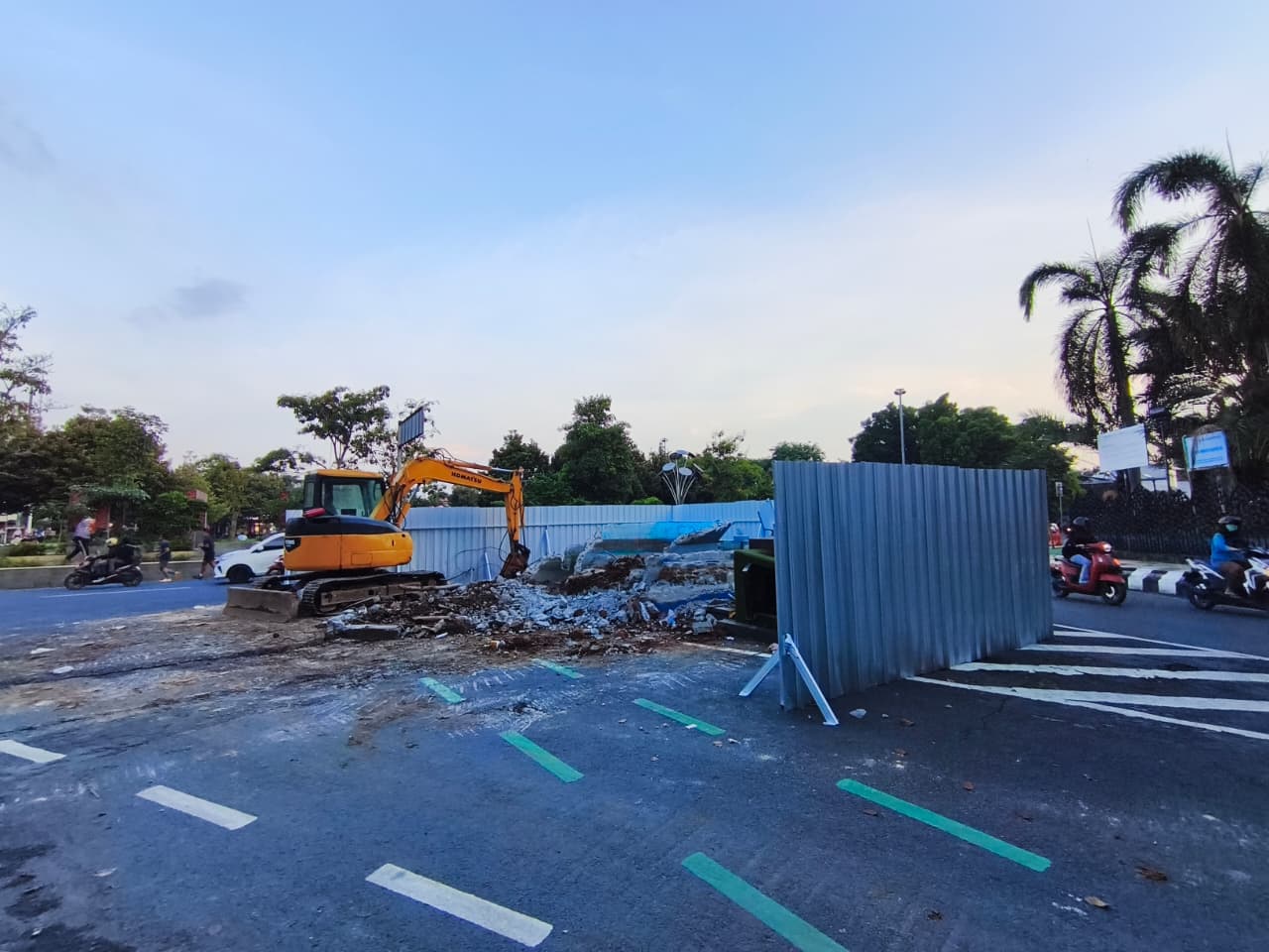 Tugu knalpot brong berbentuk ikan bandeng yang berada di barat Alun &ndash; Alun Simpang Lima Pati sudah dibongkar. (ACHMAD ULIL ALBAB/RADAR KUDUS)