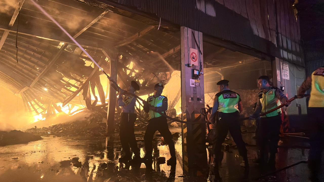 Petugas berupaya memadamkan kobaran api yang melalap gudang di pabrik PT Dua Kelinci Pati. (DOK POLRESTA PATI)