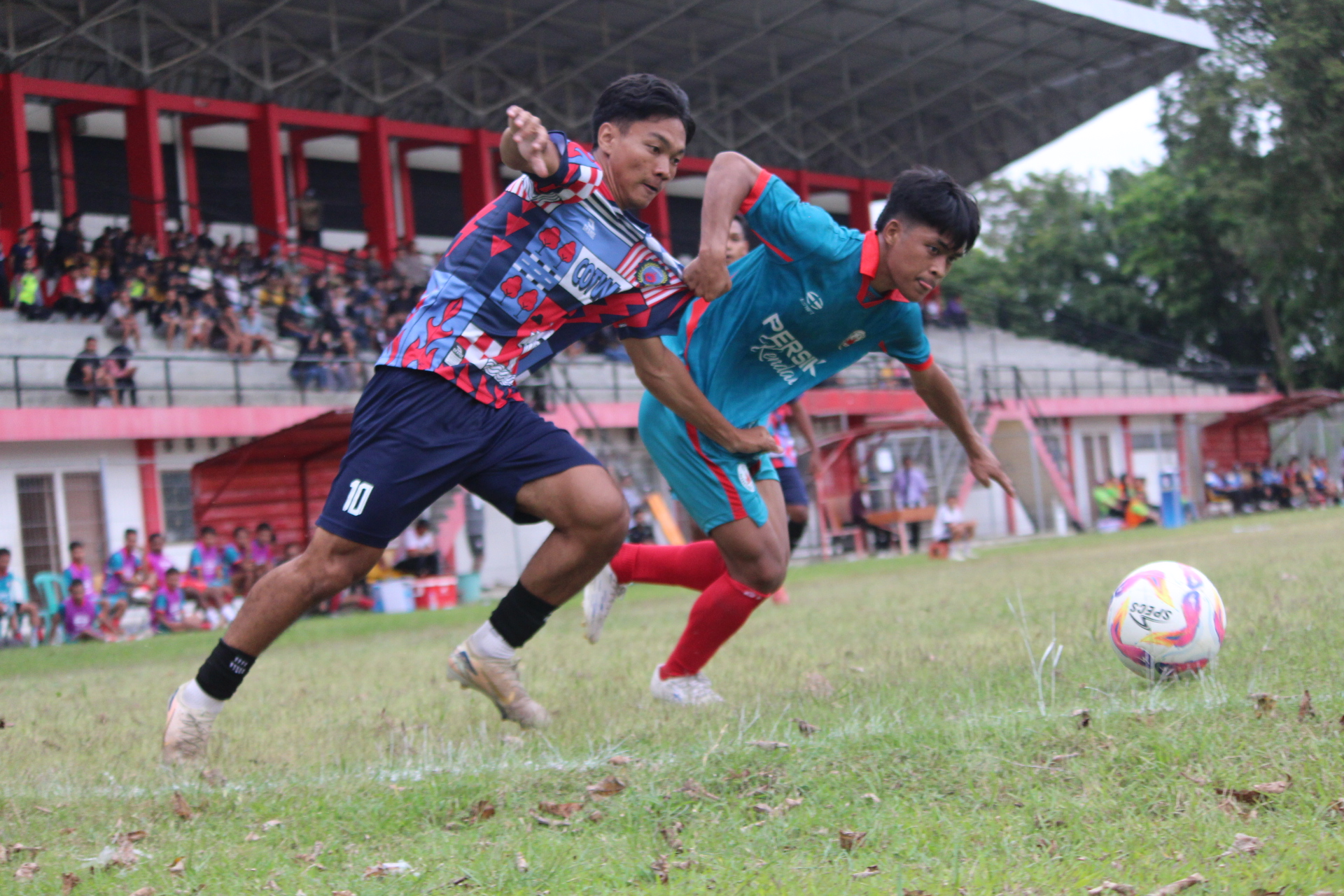 SELEKSI: Pemain Persipur berebut bola dengan pemainPersika Kendal dalam laga uji coba di Stadion Krida Bhakti Purwodadi&nbsp;beberapa waktu lalu&nbsp;(26/11).
