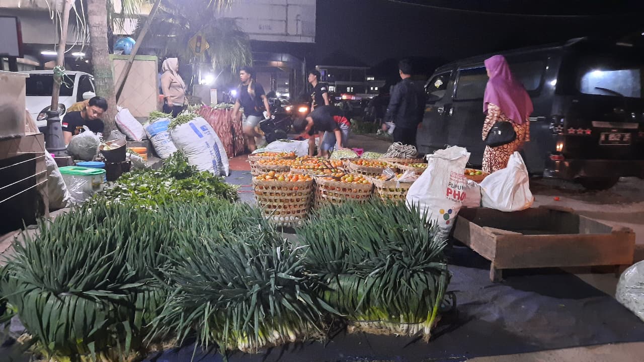 SUASANA MALAM: Pedagang sayur Pasar Bitingan Kudus saat menjajakan dagangannya.