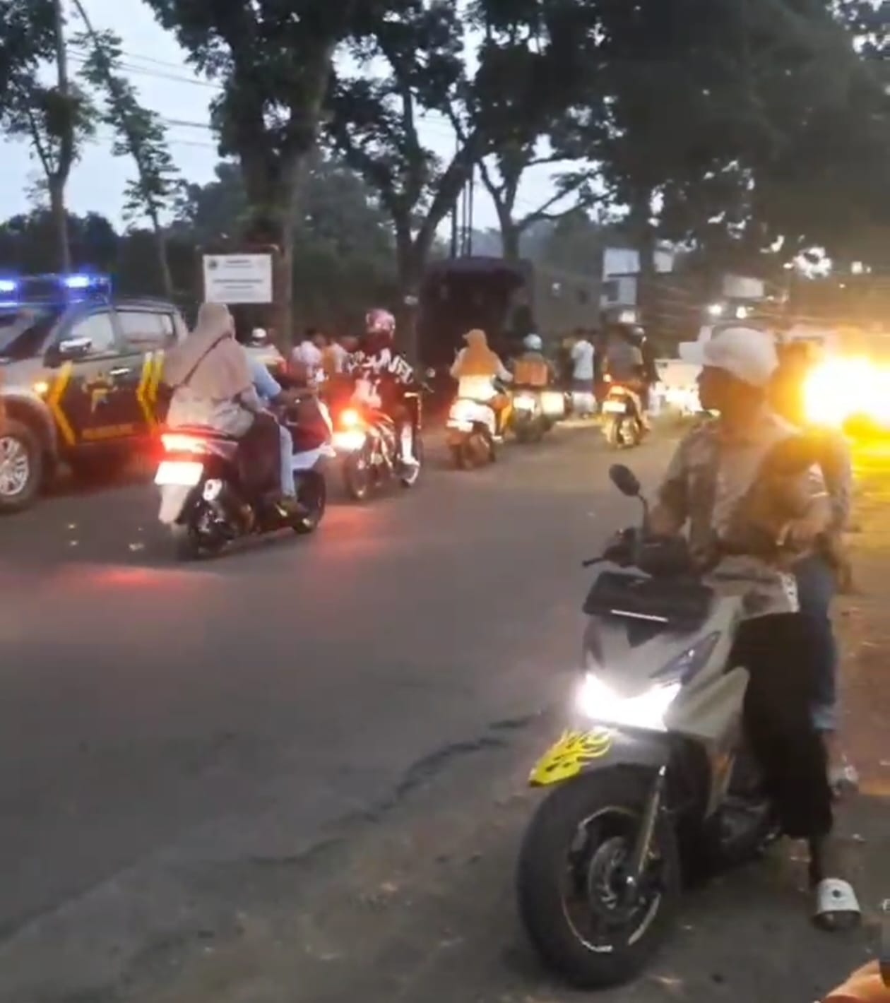 RAMAI: Kendaraan menumpuk di jalan Margoyoso usai kecelakaan maut melibatkan truk dinas Brimob pada Selasa (2/12).