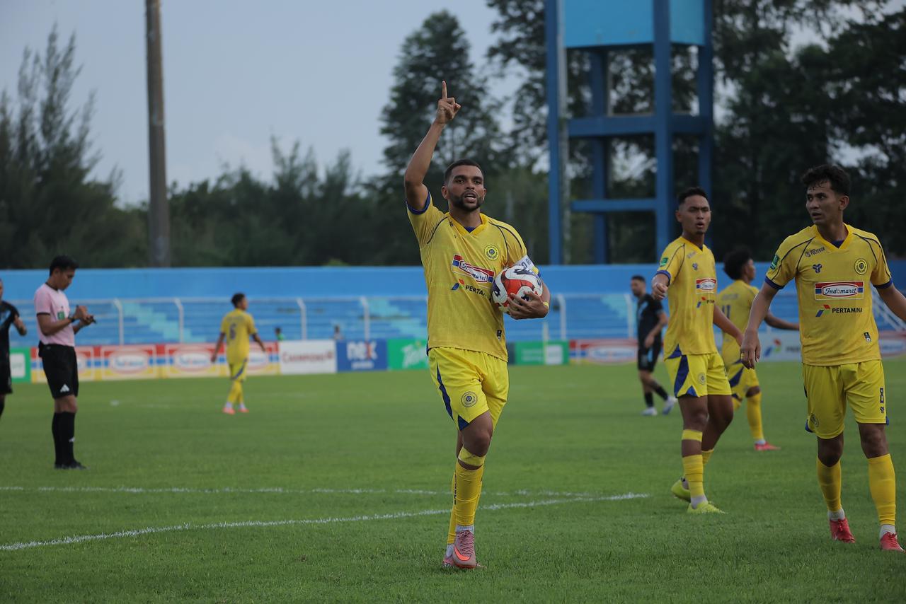 MASIH SETIA: Striker Persiku Igor Costa&nbsp;berselebrasi&nbsp;usai mencetak gol saat menjamu Persela di Stadion Wergu Wetan pada 23 November lalu.