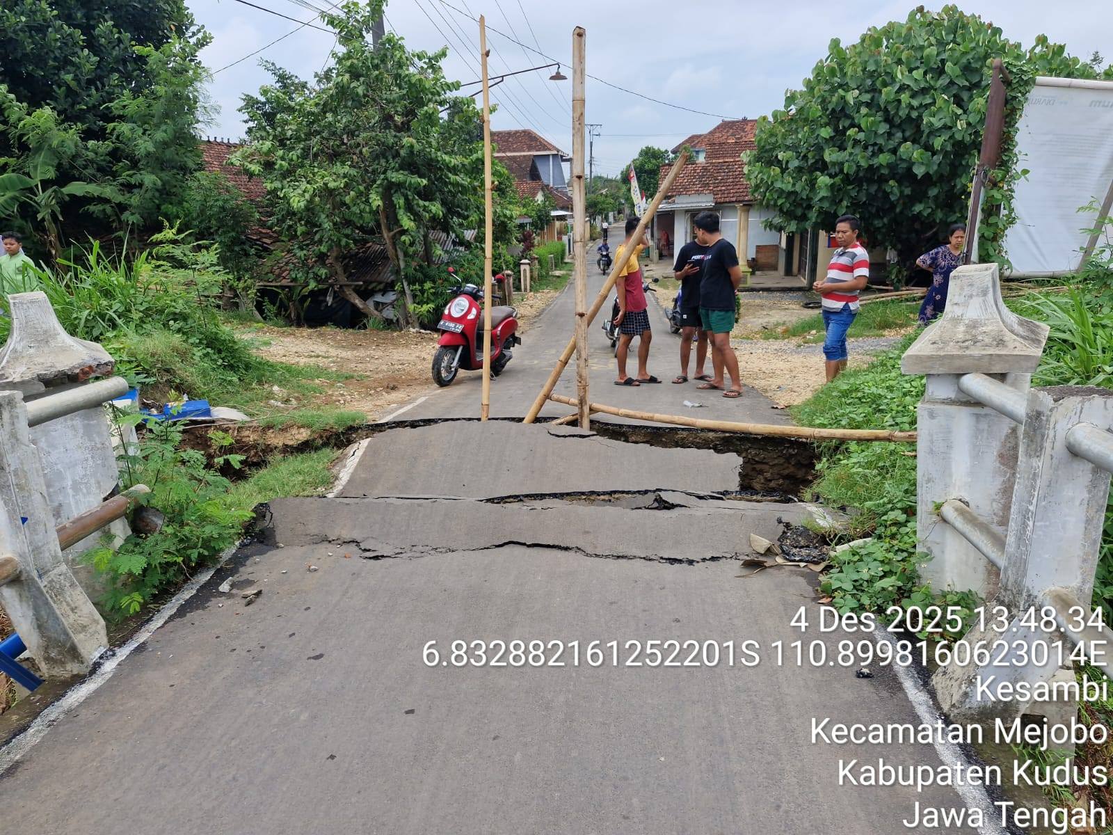 Warga Desa Kesambi Kudus melihat jembatan yang ambles pascahujan, Kamis (4/12).